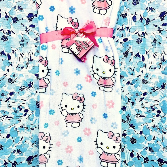 Hello Kitty Blanket - Picture 1 of 4